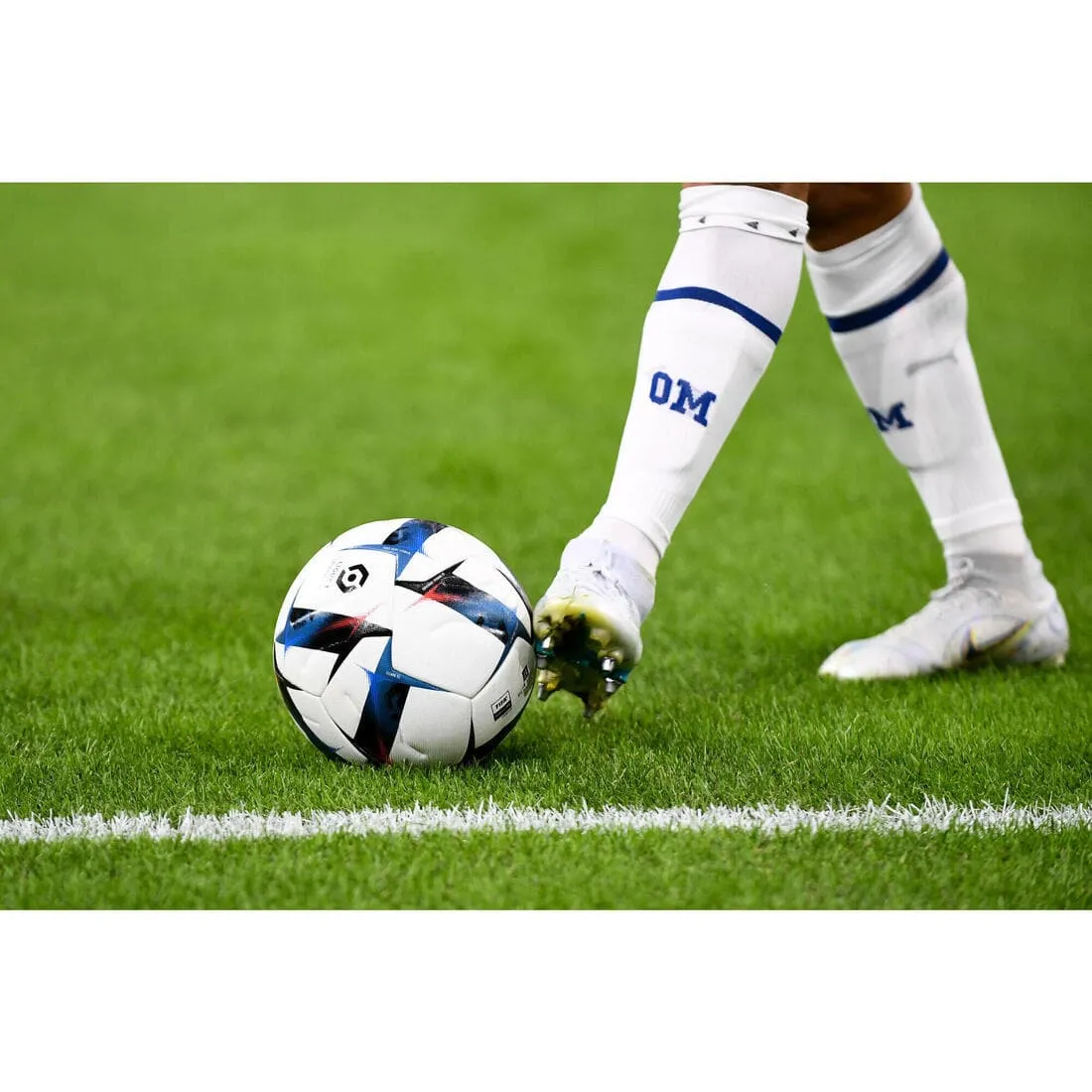 BALLON DE FOOTBALL LIGUE 2 BKT OFFICIEL MATCH BALL 2022 AVEC BOÎTE