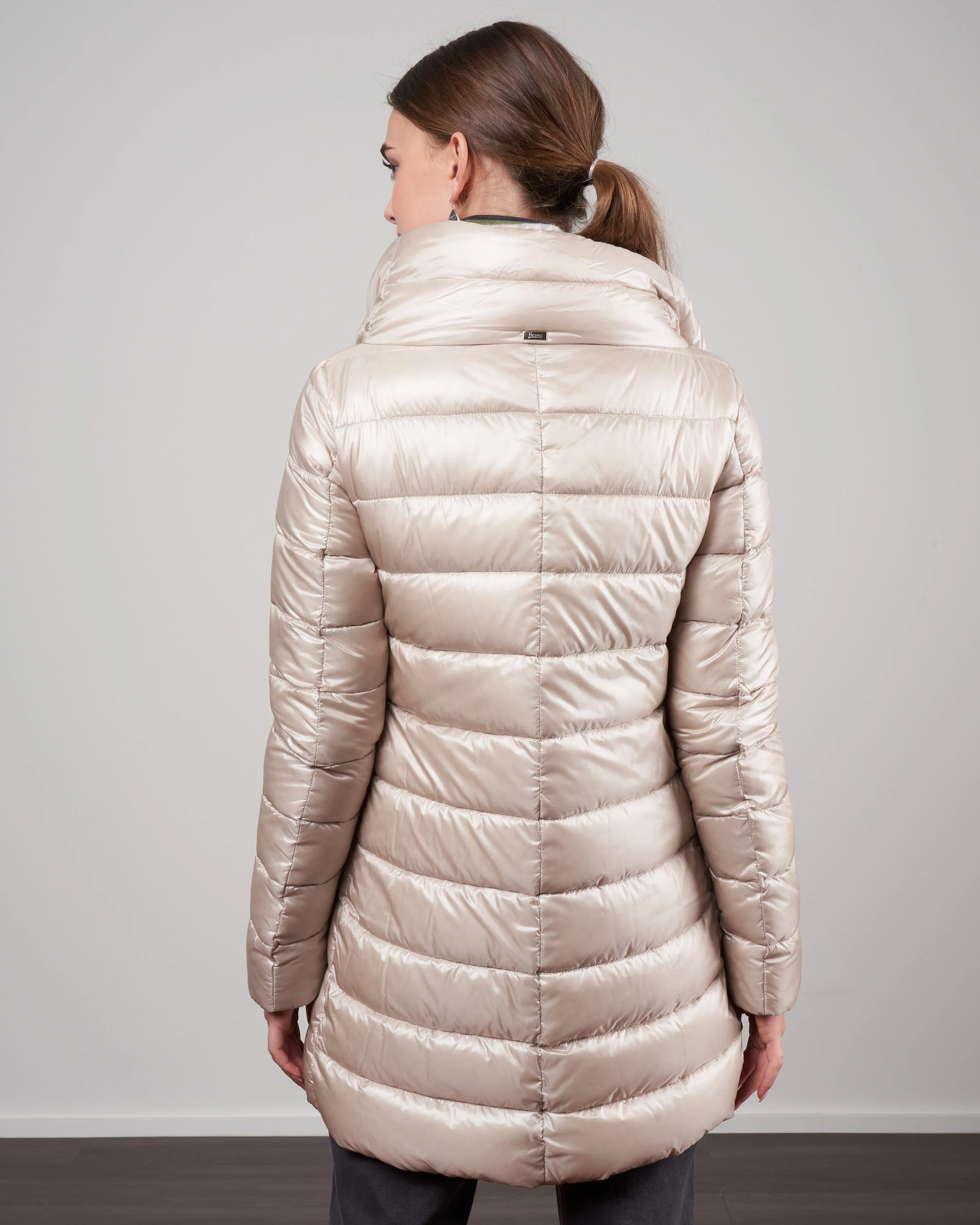 iconico- nylon ultralight a-line, hi-lo - crema 1985