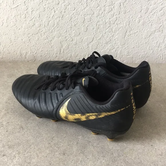 ✅Men Nike Tiempo soccer shoes Size 7