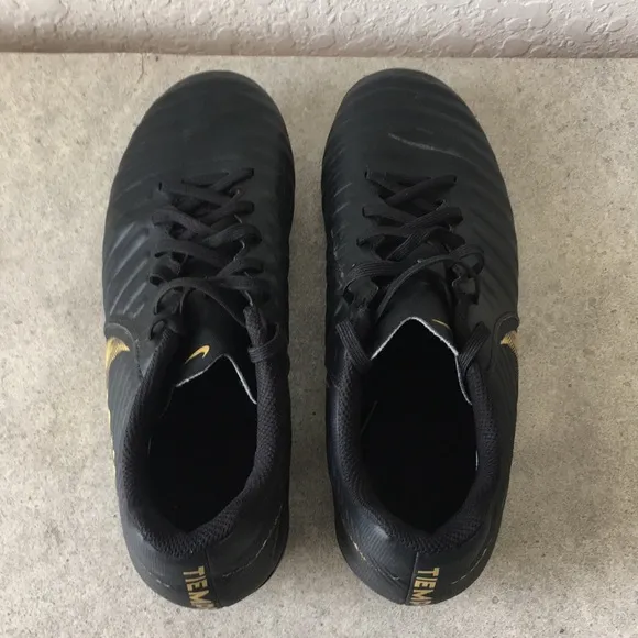 ✅Men Nike Tiempo soccer shoes Size 7