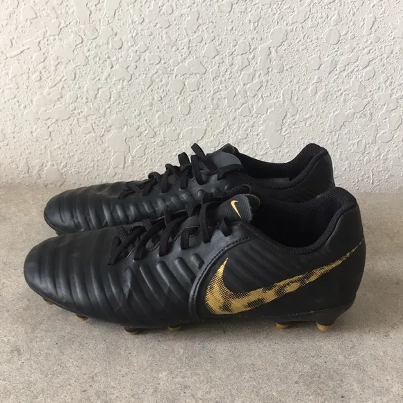 ✅Men Nike Tiempo soccer shoes Size 7