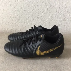 ✅Men Nike Tiempo soccer shoes Size 7