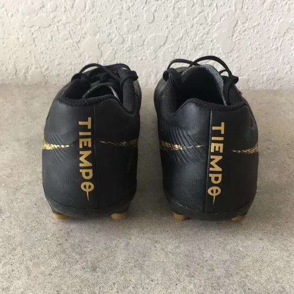 ✅Men Nike Tiempo soccer shoes Size 7