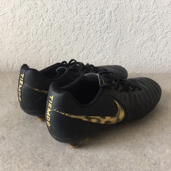✅Men Nike Tiempo soccer shoes Size 7